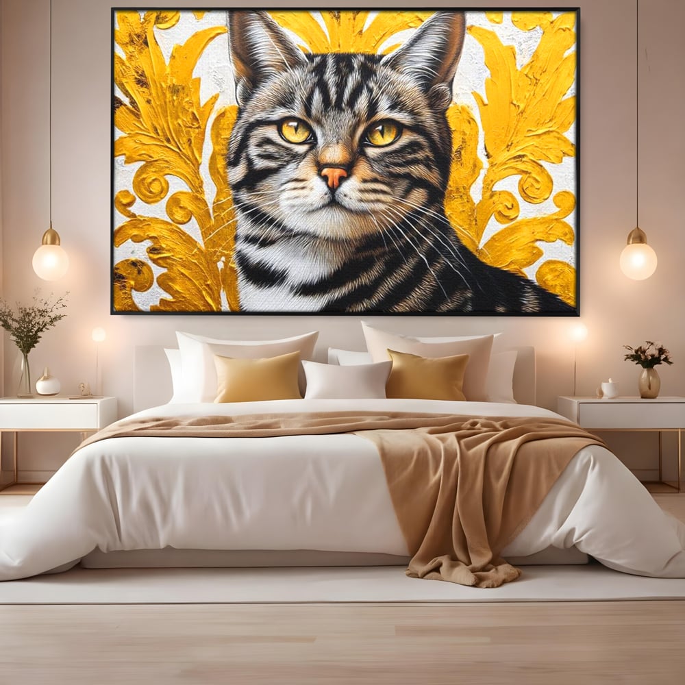 Tablou canvas cu tablou canvas cu motan tigrat, in rama de aluminiu negru, pe perete intr-un dormitor